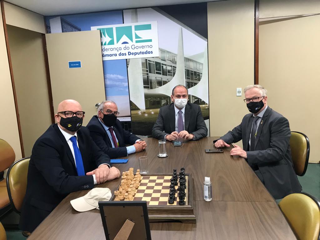 Presidente da FETRANSPAR participa de série de reuniões em Brasília